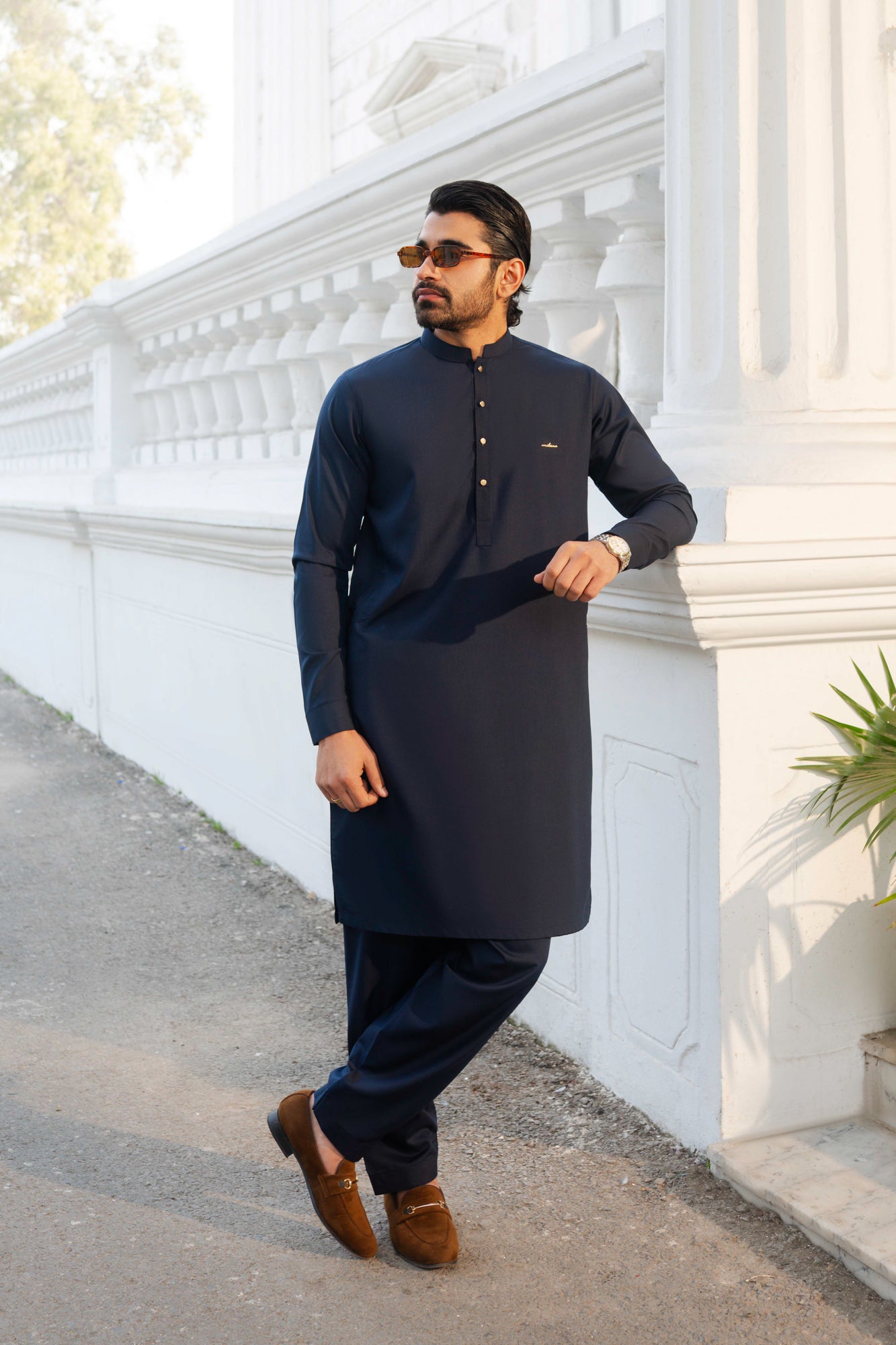 Navy with hand 3d gold plain button & signature badge