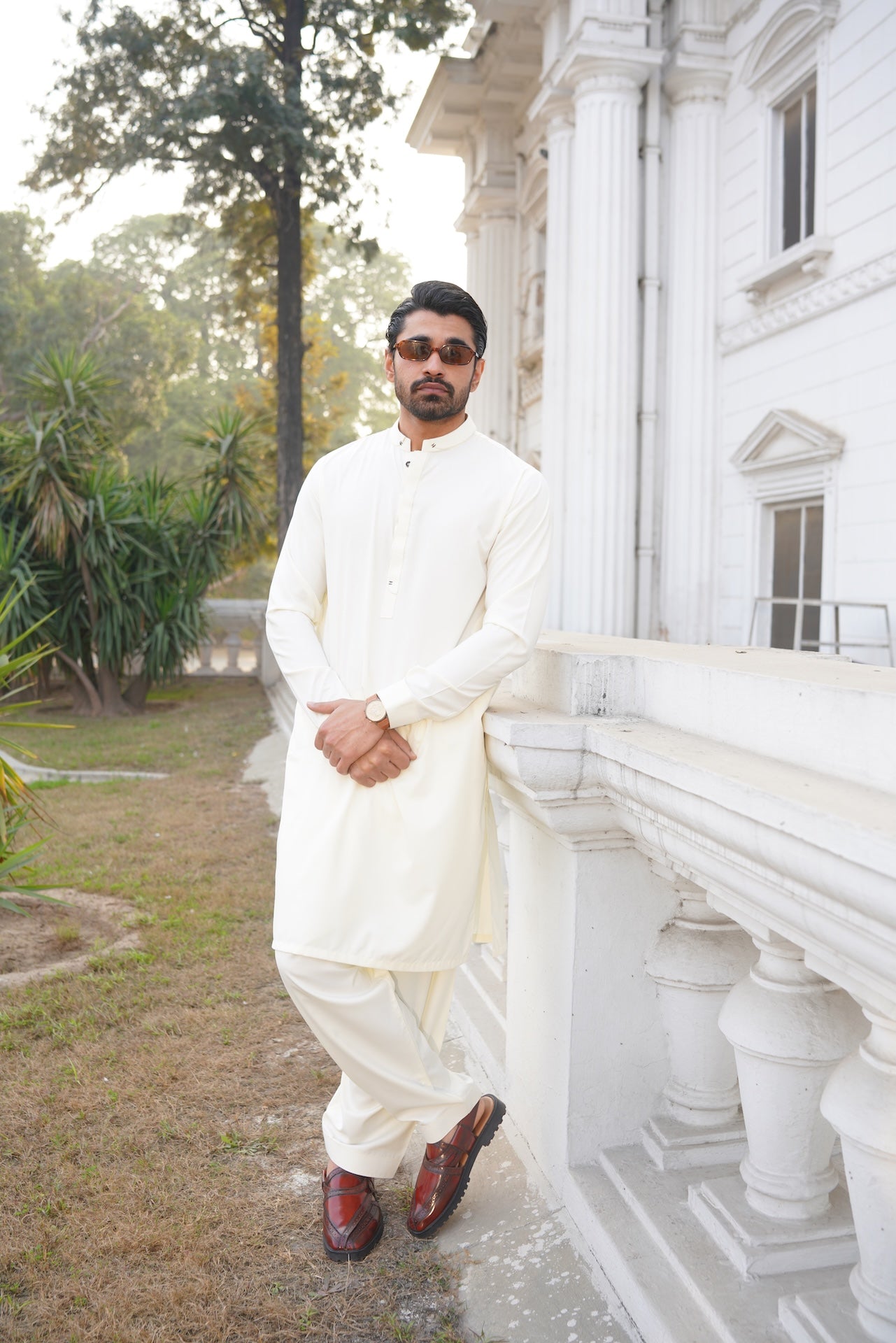 Egg-White Egg-white with double ban bartaik stitch gumpatti fashion and gunmetal button