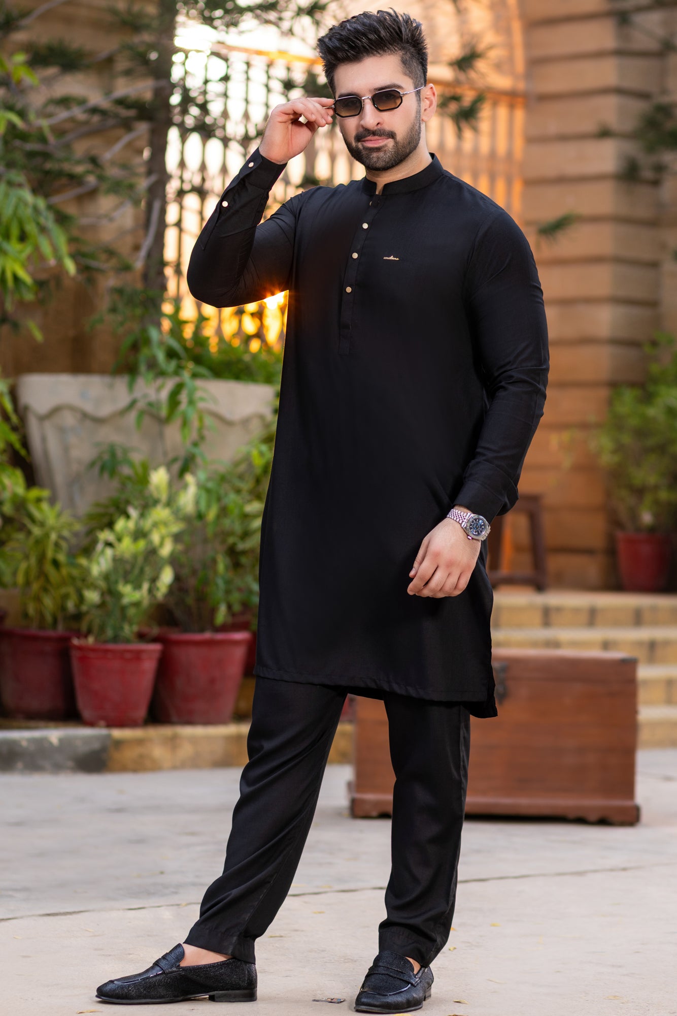 Black with hand 3d gold plain button & signature badge